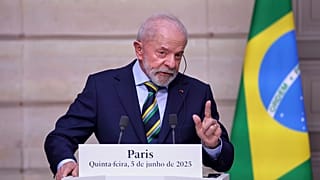 يتحدث الرئيس البرازيلي لويس إيناسيو لولا دا سيلفا خلال مؤتمر صحفي مع الرئيس الفرنسي إيمانويل ماكرون في قصر الإليزيه بباريس، يوم الخميس 5 يونيو 2025.