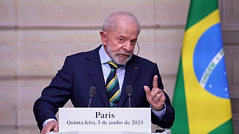 Ο πρόεδρος της Βραζιλίας Luiz Inacio Lula da Silva μιλάει κατά τη διάρκεια συνέντευξης Τύπου με τον Γάλλο πρόεδρο Emmanuel Macron στο Μέγαρο των Ηλυσίων στο Παρίσι, Πέμπτη 5 Ιουνίου 2025.