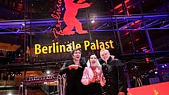 Ilker Catak rendező, balról jobbra, a legjobb filmnek járó Arany Medve-díj nyertese Ozgu Namallal és Tansu Bicerrel 