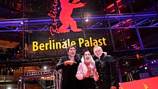 Ilker Catak rendező, balról jobbra, a legjobb filmnek járó Arany Medve-díj nyertese Ozgu Namallal és Tansu Bicerrel 