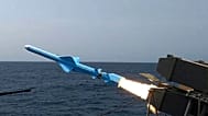  في هذه الصورة التي نشرها الموقع الرسمي للجيش الإيراني يوم الخميس 21 أغسطس/آب 2025، يظهر إطلاق صاروخ من سفينة خلال مناورة بحرية إيرانية في