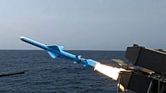  En esta foto difundida por la web oficial del ejército iraní el jueves 21 de agosto de 2025, un misil es disparado desde un barco durante unas maniobras navales iraníes en