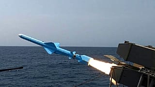  في هذه الصورة التي نشرها الموقع الرسمي للجيش الإيراني يوم الخميس 21 أغسطس/آب 2025، يظهر إطلاق صاروخ من سفينة خلال مناورة بحرية إيرانية في