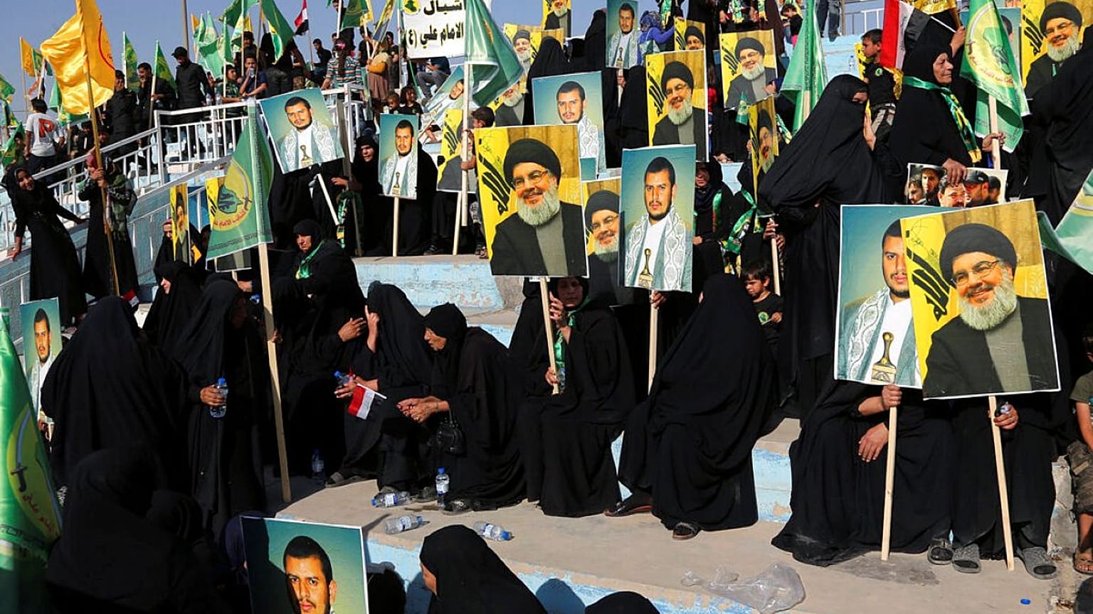   تظهر اللافتات عبد الملك الحوثي، حسن نصر الله، بغداد، العراق، يوم السبت 4 أبريل/نيسان 2015.