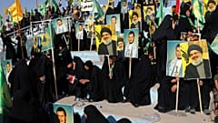   تظهر اللافتات عبد الملك الحوثي، حسن نصر الله، بغداد، العراق، يوم السبت 4 أبريل/نيسان 2015.