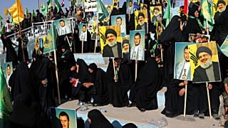   تظهر اللافتات عبد الملك الحوثي، حسن نصر الله، بغداد، العراق، يوم السبت 4 أبريل/نيسان 2015.