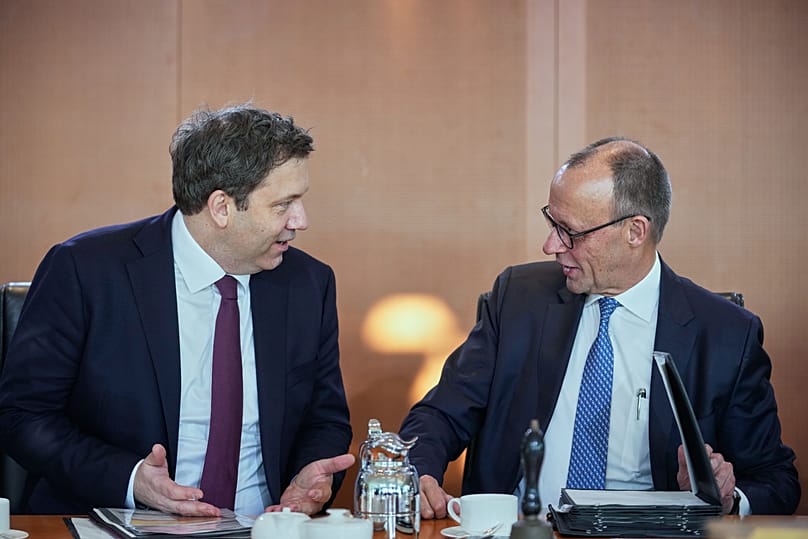 Bundeskanzler Friedrich Merz (rechts) spricht mit Vizekanzler Lars Klingbeil während der Kabinettssitzung im Kanzleramt in Berlin, Deutschland, Mittwoch, 21. Januar 2026.