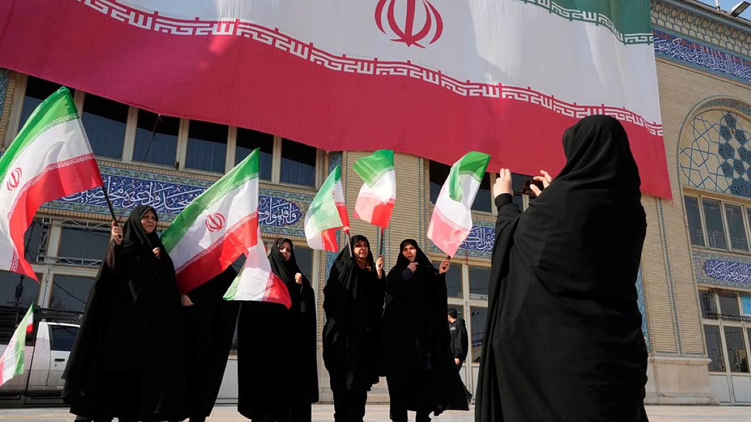  نساء يحملن الأعلام الإيرانية، طهران، إيران، الثلاثاء 17 فبراير/شباط 2026. 