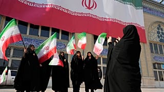  نساء يحملن الأعلام الإيرانية، طهران، إيران، الثلاثاء 17 فبراير/شباط 2026. 