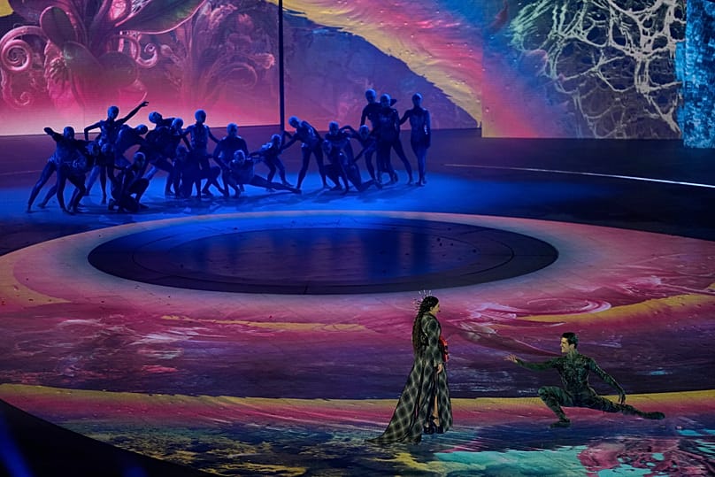 A cantora Joan Thiele, à esquerda, e o bailarino Roberto Bolle atuam durante a cerimónia de encerramento dos Jogos Olímpicos de Inverno de 2026, em Verona, Itália, no domingo,