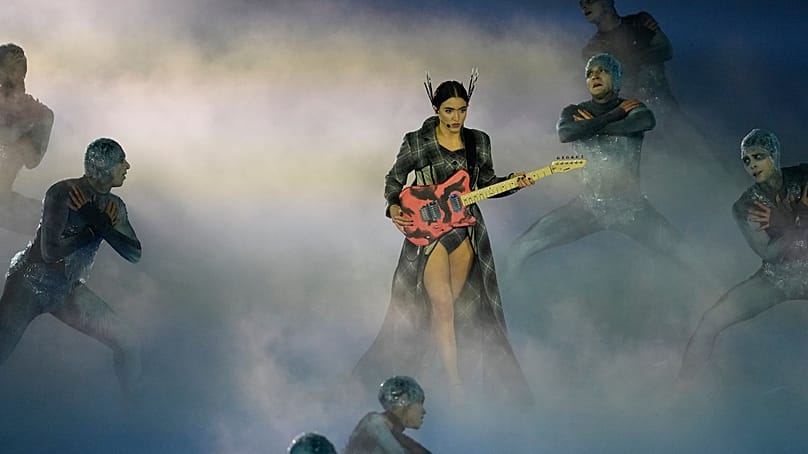 خواننده جون تیله در مراسم اختتامیه المپیک زمستانی ۲۰۲۶، در ورونا، ایتالیا، یکشنبه، ۲۲ فوریه ۲۰۲۶