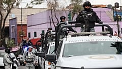 Varios Guardias Nacionales patrullan en torno a la Fiscalía General de la República en Ciudad de México, el domingo 22 de febrero de 2026