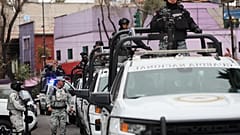 Nationalgardisten patrouillieren am Sonntag, 22. Februar 2026, im Bereich vor dem Hauptquartier der Generalstaatsanwaltschaft in Mexiko-Stadt.