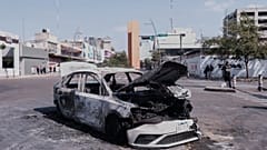 Jalisco eyaletinde ateşe verilen bir araç, 22 Şubat 2026