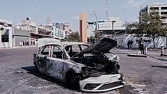 سيارة متفحمة بعد إضرام النار فيها، على طريق في غوادالاخارا، ولاية خاليسكو، المكسيك، يوم الأحد 22 فبراير 2026