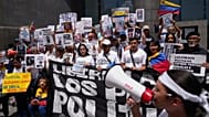 Personas que consideran que sus familiares detenidos son presos políticos piden su liberación en Caracas, Venezuela, el miércoles 18 de febrero de 2026.