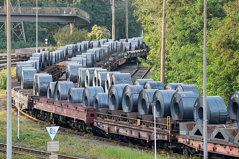 Stahlcoils auf einem Gleis, die auf den Transport warten, im Werk des deutschen Stahlproduzenten thyssenkrupp Steel Europe in Duisburg.