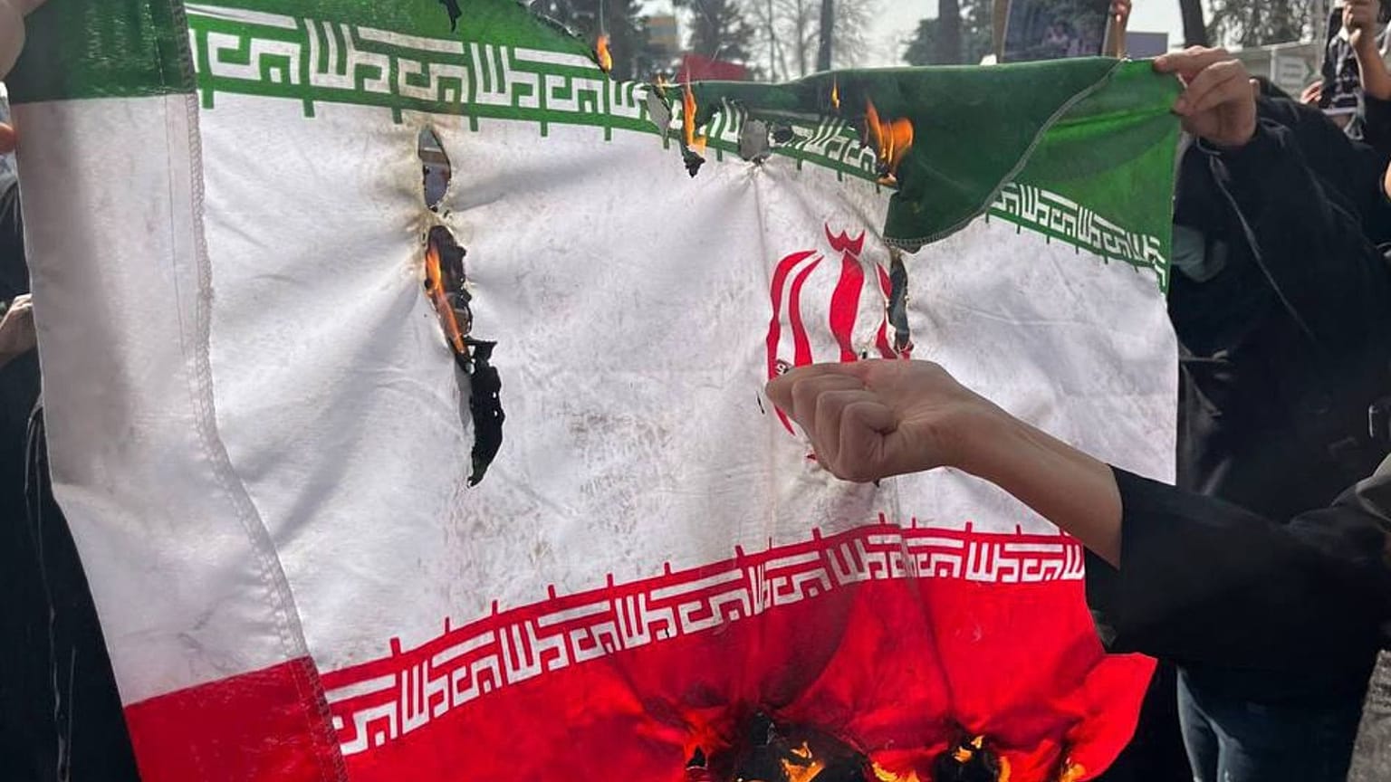 آتش‌زدن پرچم جمهوری اسلامی در تظاهرات دانشجویان ایران