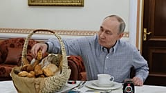 Putin probiert Gebäck aus der Bäckerei Mashenka