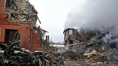 Artikelbild Kyjiw   Zurück  Import Russland-Ukraine-Krieg  Einsatzkräfte löschen einen Brand nach einem russischen Angriff in Kyjiw.