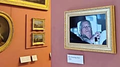 Aktivisten hängen ein Festnahmefoto von Andrew Mountbatten-Windsor im Louvre aus.