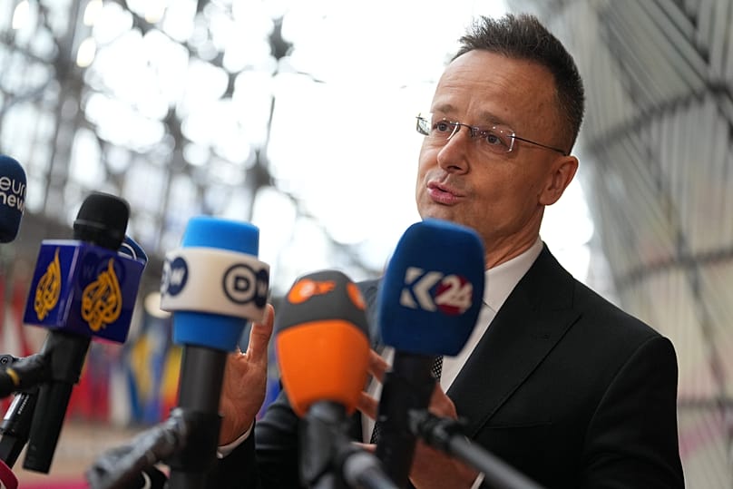 Minister spraw zagranicznych Węgier Peter Szijjarto rozmawia z mediami po przybyciu na spotkanie ministrów spraw zagranicznych UE w Brukseli, w poniedziałek 23 lutego 2026 r. 