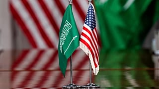 24 شباط/فبراير 2025: أعلام الولايات المتحدة والسعودية خلال لقاء بين وزيري الدفاع في البنتاغون بواشنطن.