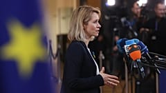Die Hohe Vertreterin Kaja Kallas spricht zu den Medien.