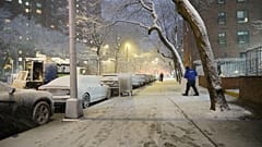 Ein Mann arbeitet in einem Schneesturm in New York, am Sonntag, dem 22. Februar 2026.