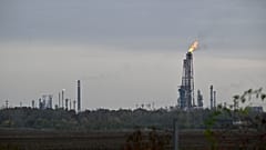 Olajfáklya a Mol százhalombattai Dunai Finomítójában 2025. október 21-én. 