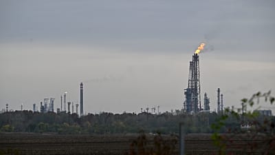 Une torche de pétrole à la raffinerie Danube de Mol à Hunderthalombatta le 21 octobre 2025. 