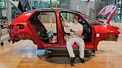 Ein Volkswagen Mitarbeiter montiert ein ID.3 Elektroauto in der Gläsernen Manufaktur in Dresden, Deutschland.