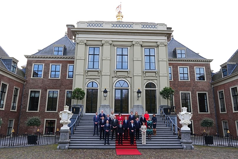 Μέλη του νέου ολλανδικού κόμματος συνασπισμού μειοψηφίας ποζάρουν με τον βασιλιά Βίλεμ-Αλεξάντερ στα σκαλιά του Βασιλικού Παλατιού Huis ten Bosch στη Χάγη, Ολλανδία, Δευτέρα 23 Φεβρουαρίου 2026.