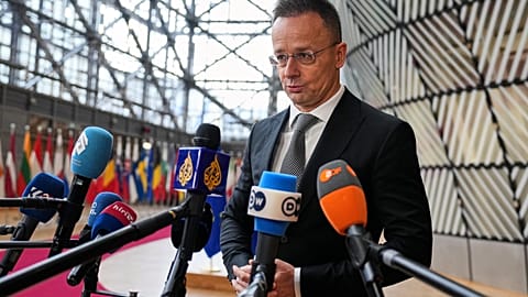 Der ungarische Außenminister Peter Szijjarto spricht mit den Medien, als er zu einem Treffen der EU-Außenminister im Gebäude des Europäischen Rates in Brüssel eintrifft, Montag, Feb.