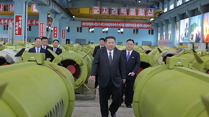 Kim Dzsongun rakéta- és lövedékgyártást ellenőriz, 2025. december 26. 