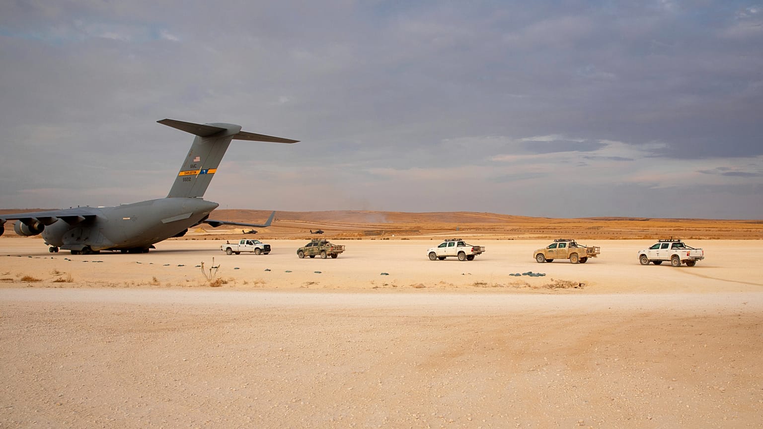 في هذه الصورة التي التقطها الجيش الاحتياطي الأمريكي في 25 أكتوبر 2019، تظهر شاحنات البيك أب وهي مركبات مصطفة ليتم تحميلها على متن طائرة شحن. (صورة من الجيش الاحتياطي الأمريكي 