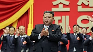 کیم جونگ اون، رهبر این کشور (وسط)، در کنگره حزب کارگران حاکم در پیونگ یانگ، یکشنبه، ۲۲ فوریه ۲۰۲۶، هنگام انتخاب مجدد به سمت ریاست حزب، دست می‌زند.