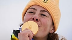 Die deutsche Goldmedaillengewinnerin Daniela Maier küsst die Medaille nach dem Skicross-Finale der Frauen bei den Olympischen Winterspielen 2026 in Livigno, 20. Februar 2026