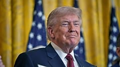 US-Präsident Donald Trump zeigt im Weißen Haus in Washington am Mittwoch, dem elften Februar zweitausendsechsundzwanzig, eine soeben unterzeichnete Verfügung.