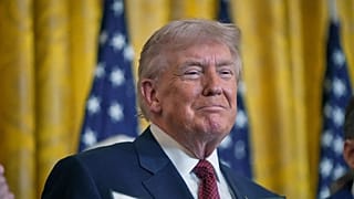 El presidente Donald Trump muestra la orden ejecutiva que acaba de firmar en la Casa Blanca, el miércoles 11 de febrero de 2026, en Washington