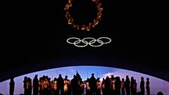 Darsteller nehmen an der Abschlussfeier der Olympischen Winterspiele 2026 in Verona, Italien, am Sonntag, 22. Februar 2026, teil.