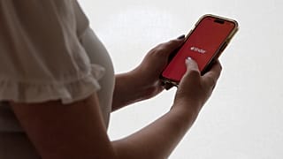 صورة أرشيفية - يظهر تطبيق المواعدة "تيندر" على هاتف ذكي في 26 يونيو 2024، في نيويورك. (صورة من وكالة أسوشيتد برس/بيتر مورغان، أرشيفية)