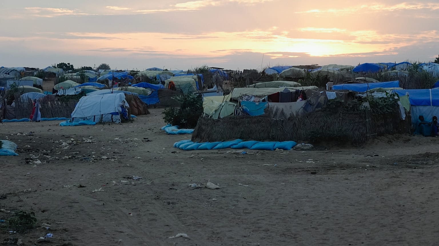 تغرب الشمس فوق المخيم الذي أقيم للاجئين الفارين من الحرب في السودان في مدينة أدري، تشاد، يوم الخميس 3 أكتوبر 2024. (صورة من وكالة أسوشيتد برس/سام ميدنيك)