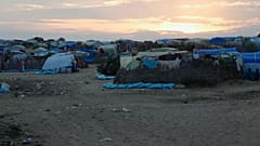 تغرب الشمس فوق المخيم الذي أقيم للاجئين الفارين من الحرب في السودان في مدينة أدري، تشاد، يوم الخميس 3 أكتوبر 2024. (صورة من وكالة أسوشيتد برس/سام ميدنيك)