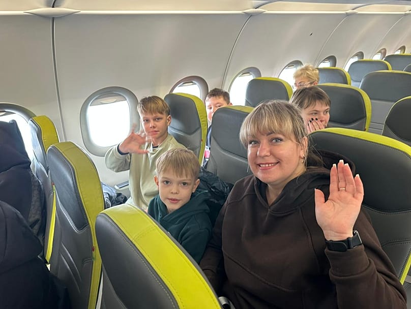Mãe e filhos no avião a caminho de Portugal para três semanas de participação no projeto  “Choven – Famílias da Guerra”
