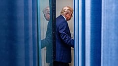 Il presidente Donald Trump si allontana dopo aver parlato con i giornalisti nella sala stampa James Brady della Casa Bianca