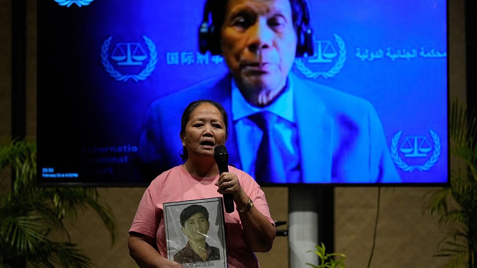 تظهر صورة للرئيس الفلبيني رودريغو دوتيرتي على الشاشة بينما تتحدث والدة أحد ضحايا حملات القمع القاتلة لمكافحة المخدرات 