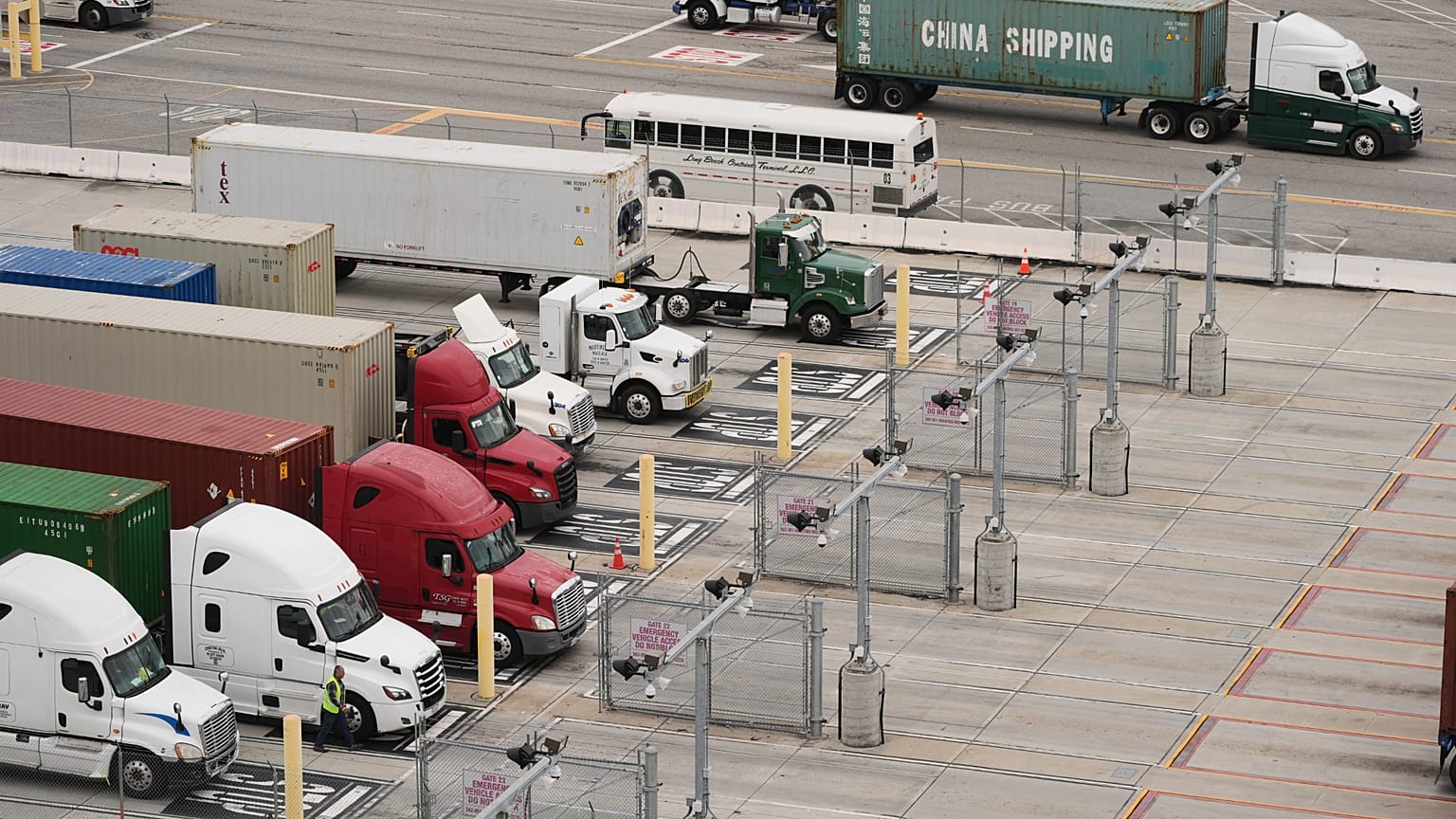 Kamionok várakoznak vámolásra a kaliforniai Long Beach-en