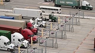 Kamionok várakoznak vámolásra a kaliforniai Long Beach-en