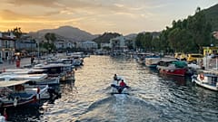 Statt einer teuren Osterreise nach Paris reicht gut ein Drittel des Geldes für einen entspannten Küstenurlaub in Marmaris.